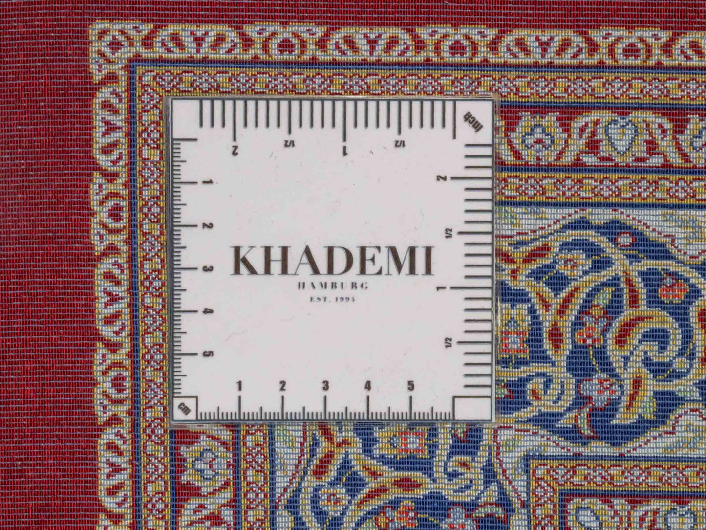 Runder Ghom Maschinenteppich "Arsaces" 120 x 80 cm aus pflanzlicher Seide (Viskose) mit Medaillon, Rot. Teppichnummer: V7RD096M. Persian Luxury Collection by Khademi. Made in Iran / Persia – Vertrieb durch JUPITER Intl.