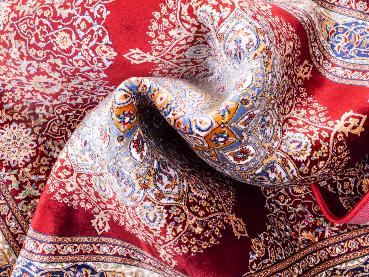 Runder Ghom Maschinenteppich "Arsaces" 120 x 80 cm aus pflanzlicher Seide (Viskose) mit Medaillon, Rot. Teppichnummer: V7RD096M. Persian Luxury Collection by Khademi. Made in Iran / Persia – Vertrieb durch JUPITER Intl.