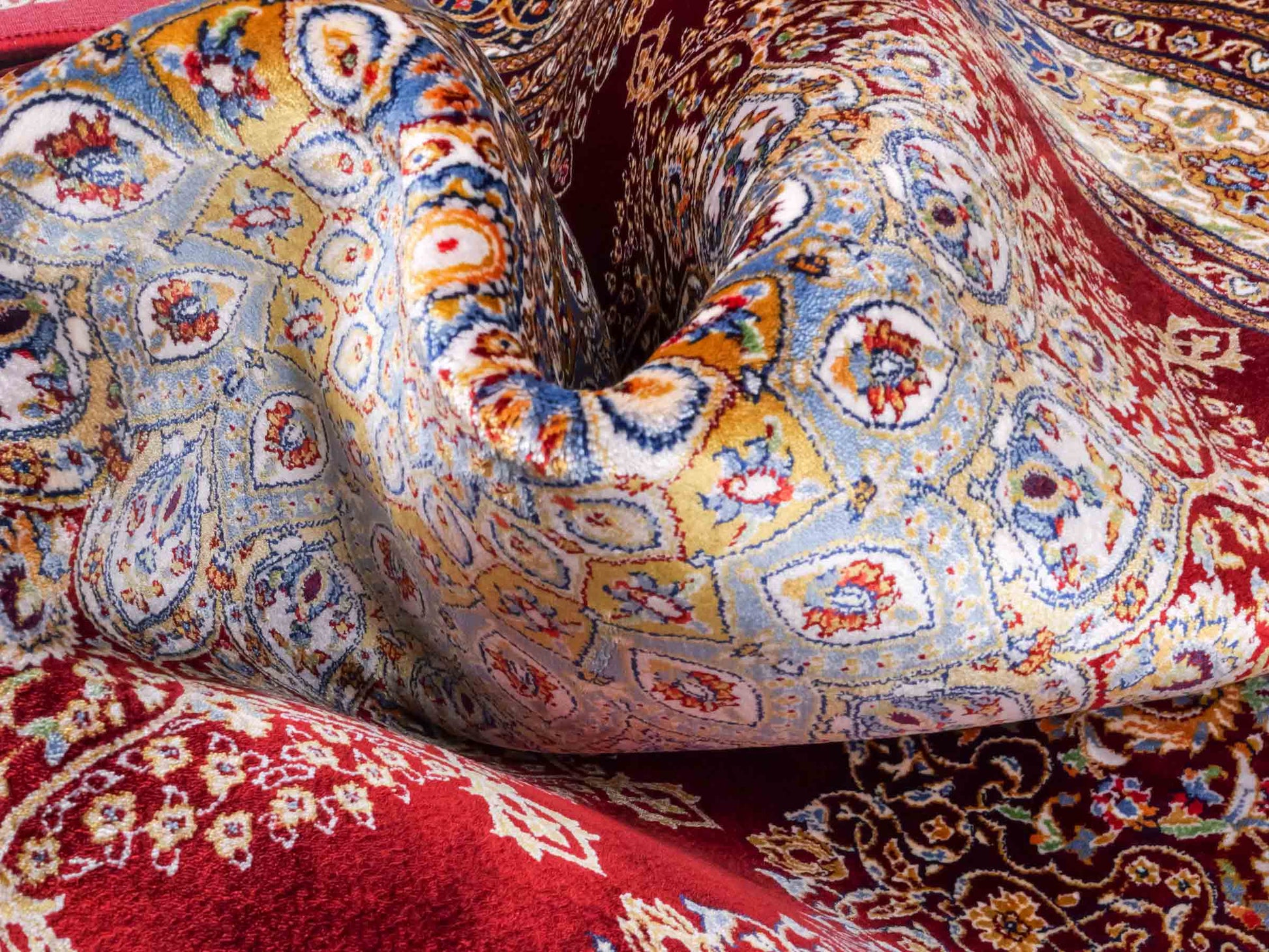 Runder Ghom Maschinenteppich "Arsaces" 120 x 80 cm aus pflanzlicher Seide (Viskose) mit Medaillon, Rot. Teppichnummer: V7RD096M. Persian Luxury Collection by Khademi. Made in Iran / Persia – Vertrieb durch JUPITER Intl.