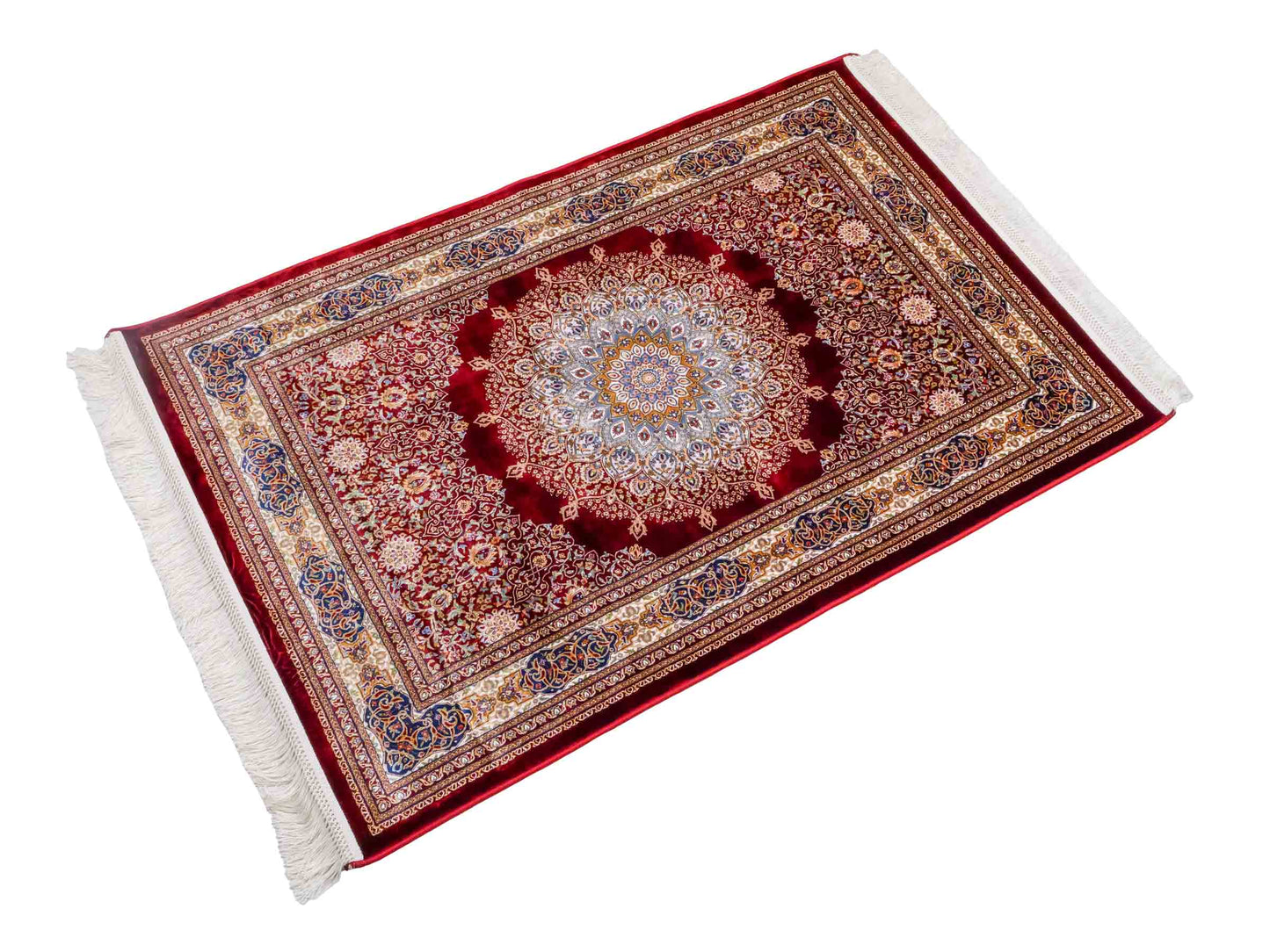Runder Ghom Maschinenteppich "Arsaces" 120 x 80 cm aus pflanzlicher Seide (Viskose) mit Medaillon, Rot. Teppichnummer: V7RD096M. Persian Luxury Collection by Khademi. Made in Iran / Persia – Vertrieb durch JUPITER Intl.