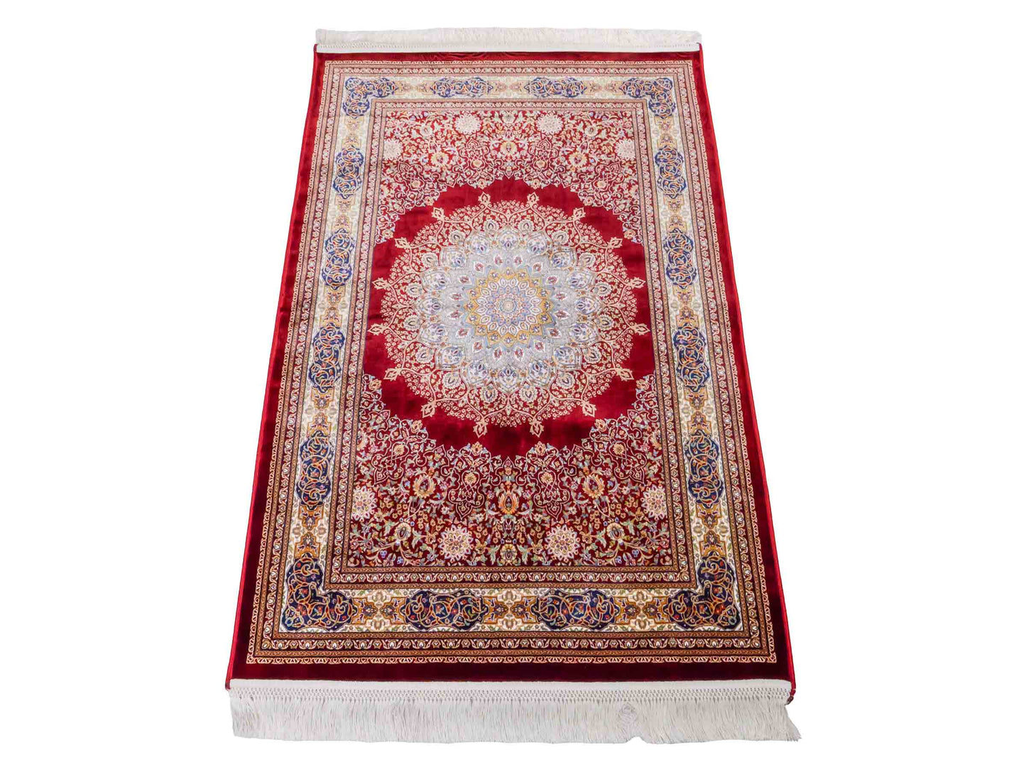 Runder Ghom Maschinenteppich "Arsaces" 120 x 80 cm aus pflanzlicher Seide (Viskose) mit Medaillon, Rot. Teppichnummer: V7RD096M. Persian Luxury Collection by Khademi. Made in Iran / Persia – Vertrieb durch JUPITER Intl.