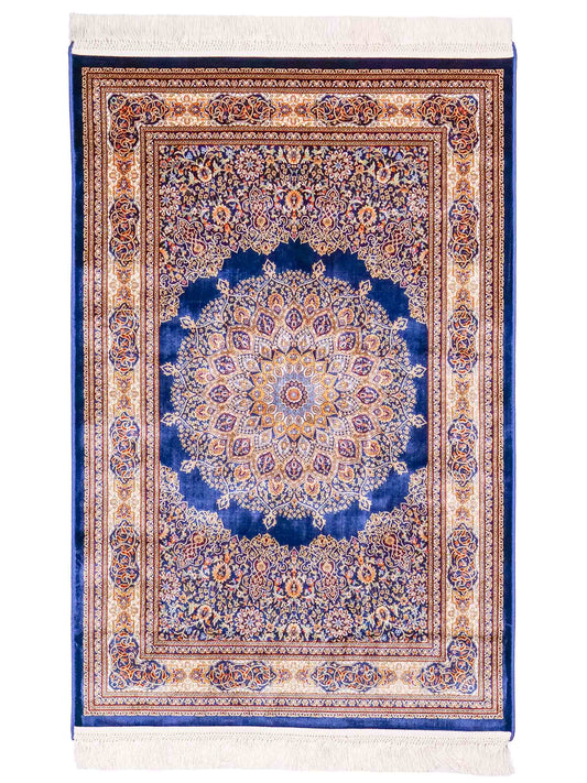 Ghom Maschinenteppich "Arsaces" 120 x 80 cm aus pflanzlicher Seide (Viskose) mit Medaillon, Marineblau. Teppichnummer: V7NY096M. Persian Luxury Collection by Khademi. Made in Iran / Persia – Vertrieb durch JUPITER Intl.