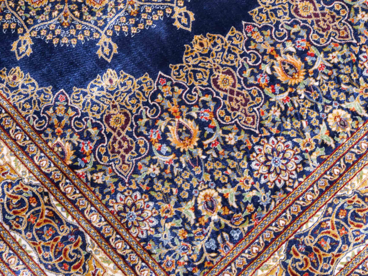 Ghom Maschinenteppich "Arsaces" 120 x 80 cm aus pflanzlicher Seide (Viskose) mit Medaillon, Marineblau. Teppichnummer: V7NY096M. Persian Luxury Collection by Khademi. Made in Iran / Persia – Vertrieb durch JUPITER Intl.
