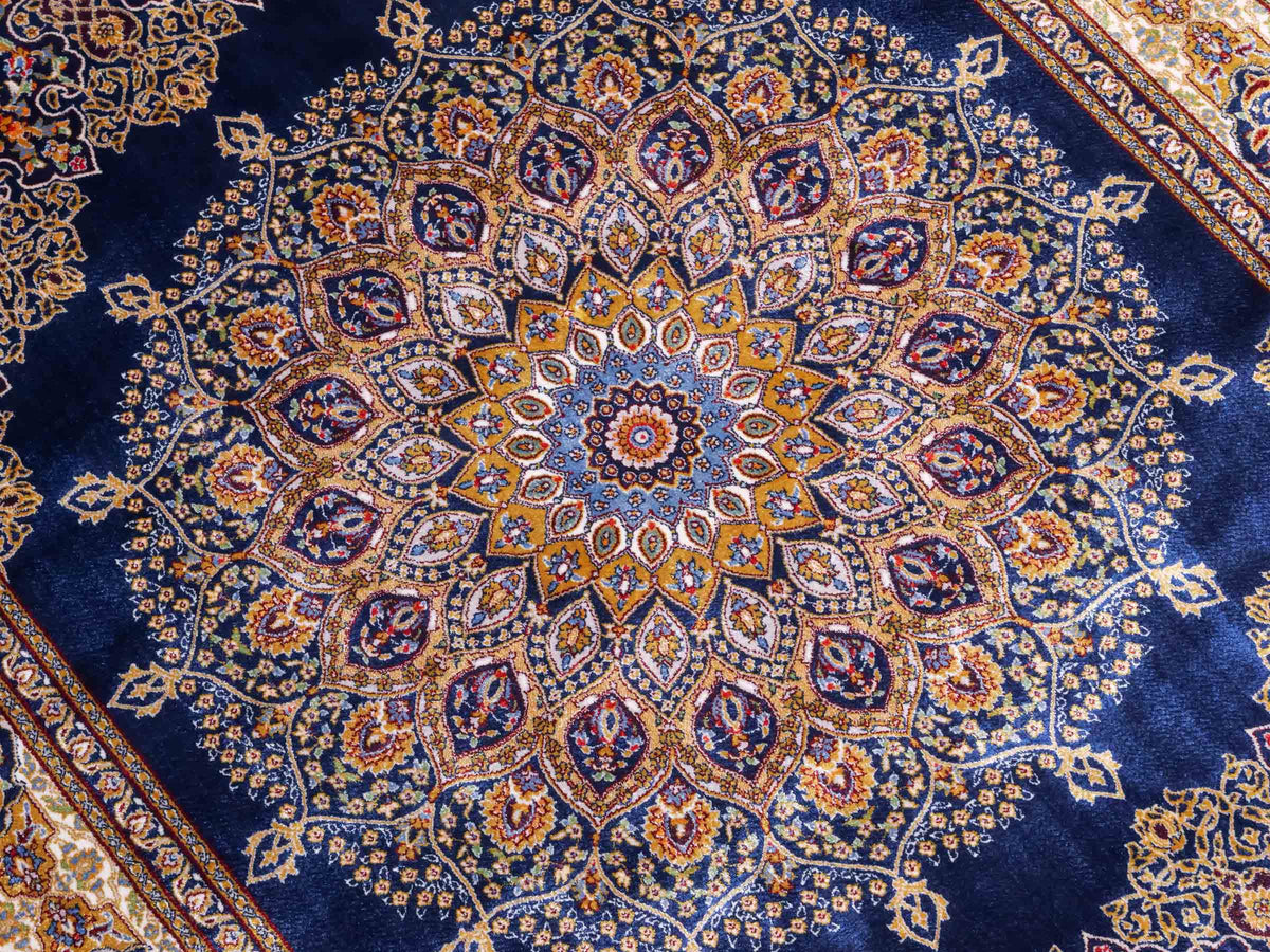 Ghom Maschinenteppich "Arsaces" 120 x 80 cm aus pflanzlicher Seide (Viskose) mit Medaillon, Marineblau. Teppichnummer: V7NY096M. Persian Luxury Collection by Khademi. Made in Iran / Persia – Vertrieb durch JUPITER Intl.
