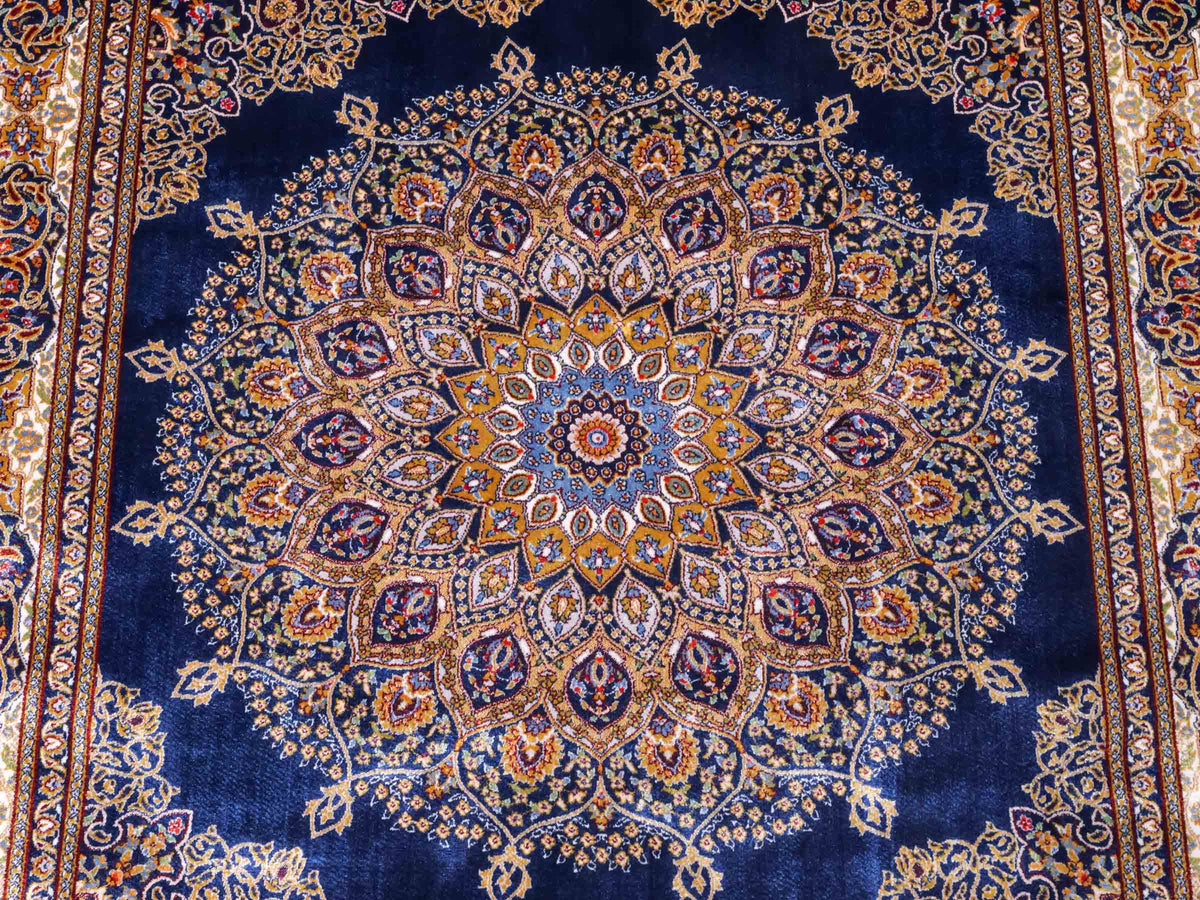 Ghom Maschinenteppich "Arsaces" 120 x 80 cm aus pflanzlicher Seide (Viskose) mit Medaillon, Marineblau. Teppichnummer: V7NY096M. Persian Luxury Collection by Khademi. Made in Iran / Persia – Vertrieb durch JUPITER Intl.