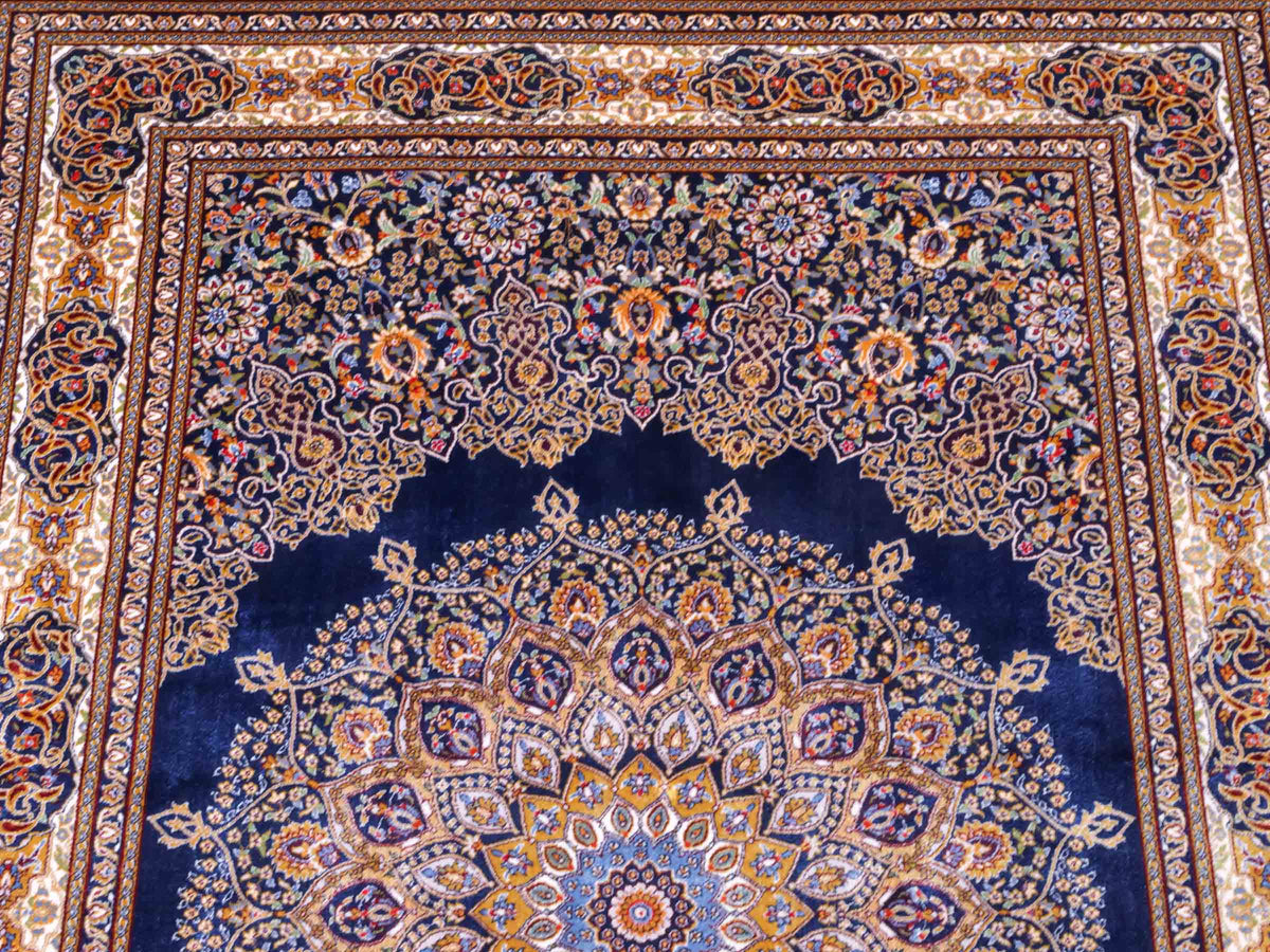 Ghom Maschinenteppich "Arsaces" 120 x 80 cm aus pflanzlicher Seide (Viskose) mit Medaillon, Marineblau. Teppichnummer: V7NY096M. Persian Luxury Collection by Khademi. Made in Iran / Persia – Vertrieb durch JUPITER Intl.
