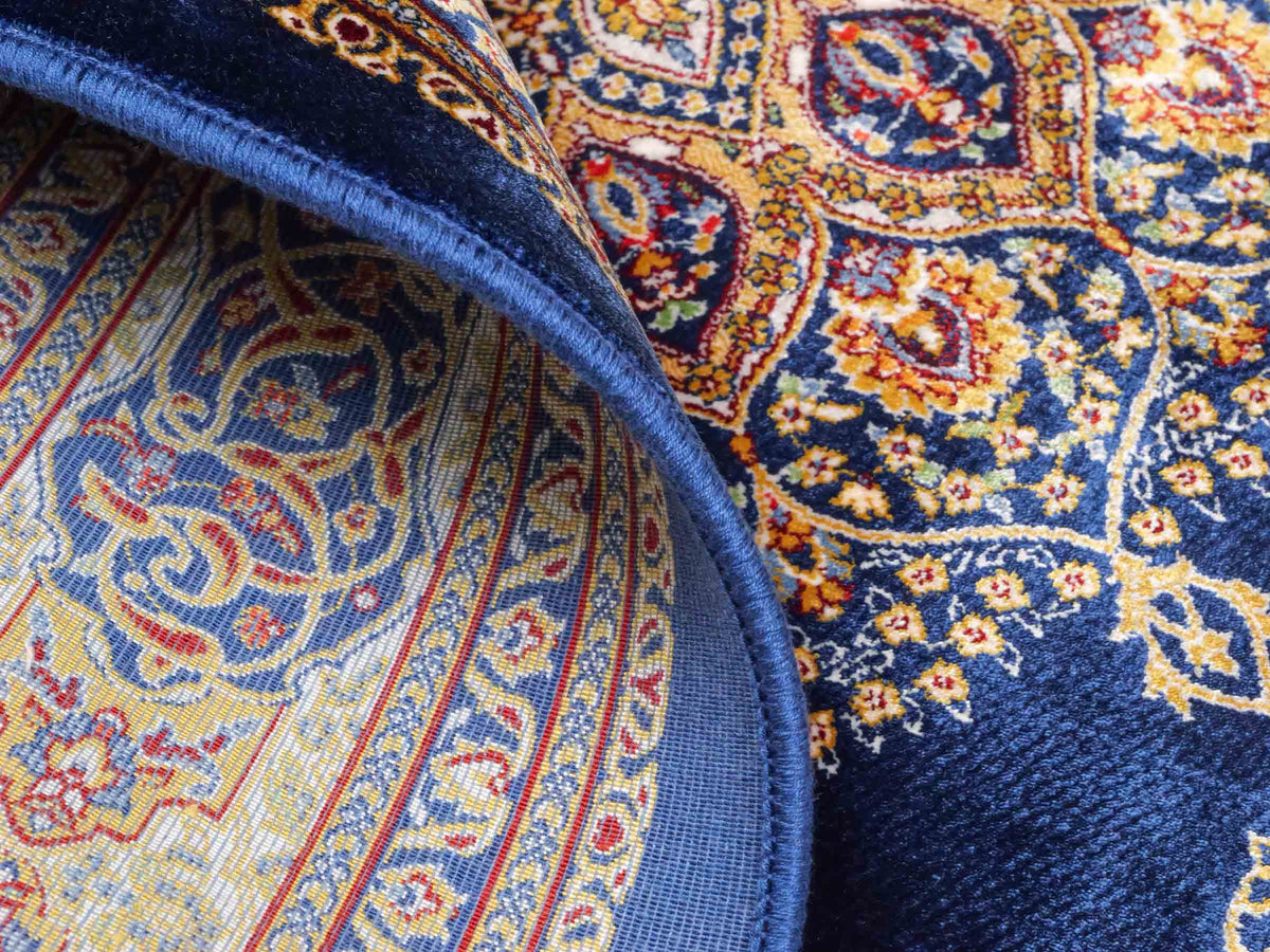Ghom Maschinenteppich "Arsaces" 120 x 80 cm aus pflanzlicher Seide (Viskose) mit Medaillon, Marineblau. Teppichnummer: V7NY096M. Persian Luxury Collection by Khademi. Made in Iran / Persia – Vertrieb durch JUPITER Intl.