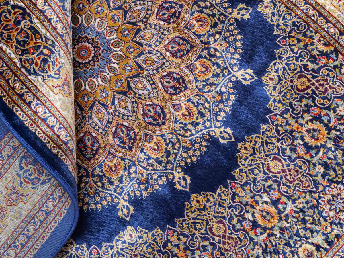 Ghom Maschinenteppich "Arsaces" 120 x 80 cm aus pflanzlicher Seide (Viskose) mit Medaillon, Marineblau. Teppichnummer: V7NY096M. Persian Luxury Collection by Khademi. Made in Iran / Persia – Vertrieb durch JUPITER Intl.