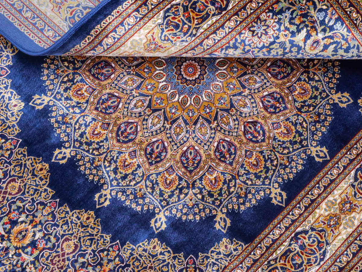 Ghom Maschinenteppich "Arsaces" 120 x 80 cm aus pflanzlicher Seide (Viskose) mit Medaillon, Marineblau. Teppichnummer: V7NY096M. Persian Luxury Collection by Khademi. Made in Iran / Persia – Vertrieb durch JUPITER Intl.