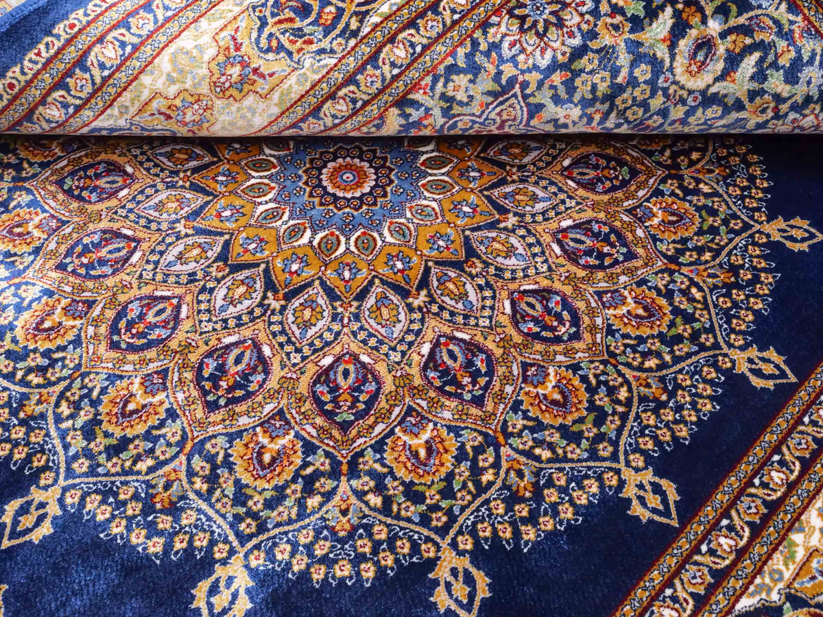 Ghom Maschinenteppich "Arsaces" 120 x 80 cm aus pflanzlicher Seide (Viskose) mit Medaillon, Marineblau. Teppichnummer: V7NY096M. Persian Luxury Collection by Khademi. Made in Iran / Persia – Vertrieb durch JUPITER Intl.