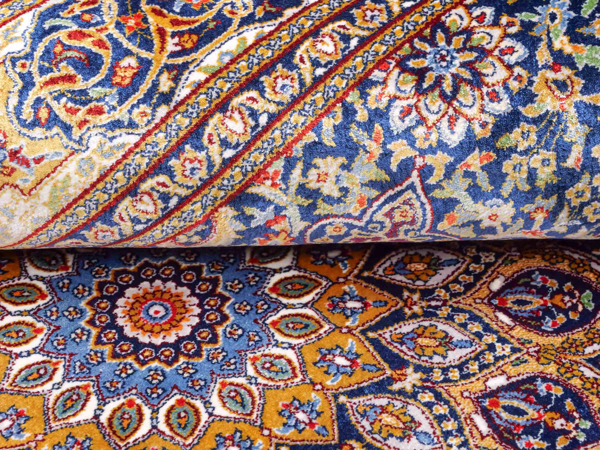 Ghom Maschinenteppich "Arsaces" 120 x 80 cm aus pflanzlicher Seide (Viskose) mit Medaillon, Marineblau. Teppichnummer: V7NY096M. Persian Luxury Collection by Khademi. Made in Iran / Persia – Vertrieb durch JUPITER Intl.
