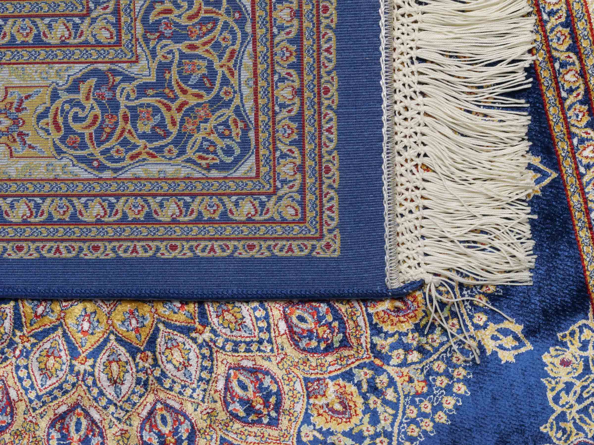 Ghom Maschinenteppich "Arsaces" 120 x 80 cm aus pflanzlicher Seide (Viskose) mit Medaillon, Marineblau. Teppichnummer: V7NY096M. Persian Luxury Collection by Khademi. Made in Iran / Persia – Vertrieb durch JUPITER Intl.