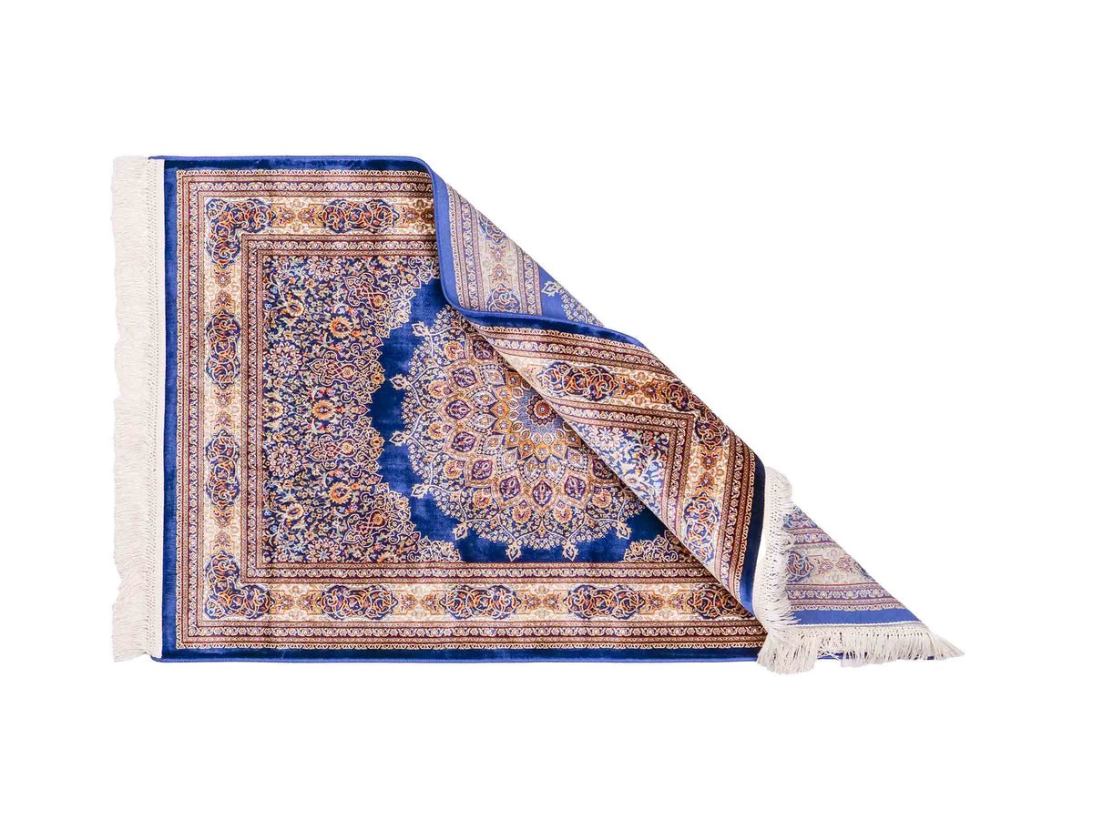 Ghom Maschinenteppich "Arsaces" 120 x 80 cm aus pflanzlicher Seide (Viskose) mit Medaillon, Marineblau. Teppichnummer: V7NY096M. Persian Luxury Collection by Khademi. Made in Iran / Persia – Vertrieb durch JUPITER Intl.