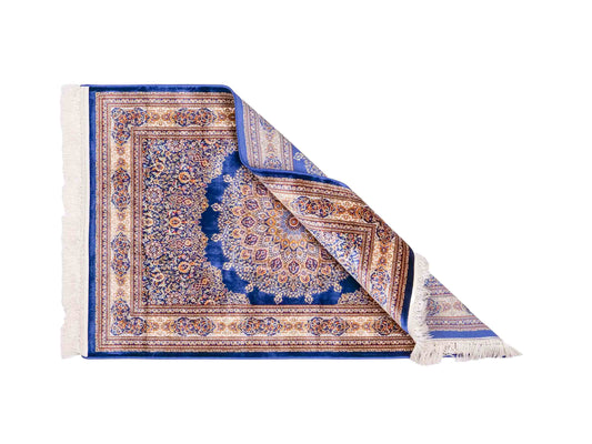 Ghom Maschinenteppich "Arsaces" 120 x 80 cm aus pflanzlicher Seide (Viskose) mit Medaillon, Marineblau. Teppichnummer: V7NY096M. Persian Luxury Collection by Khademi. Made in Iran / Persia – Vertrieb durch JUPITER Intl.