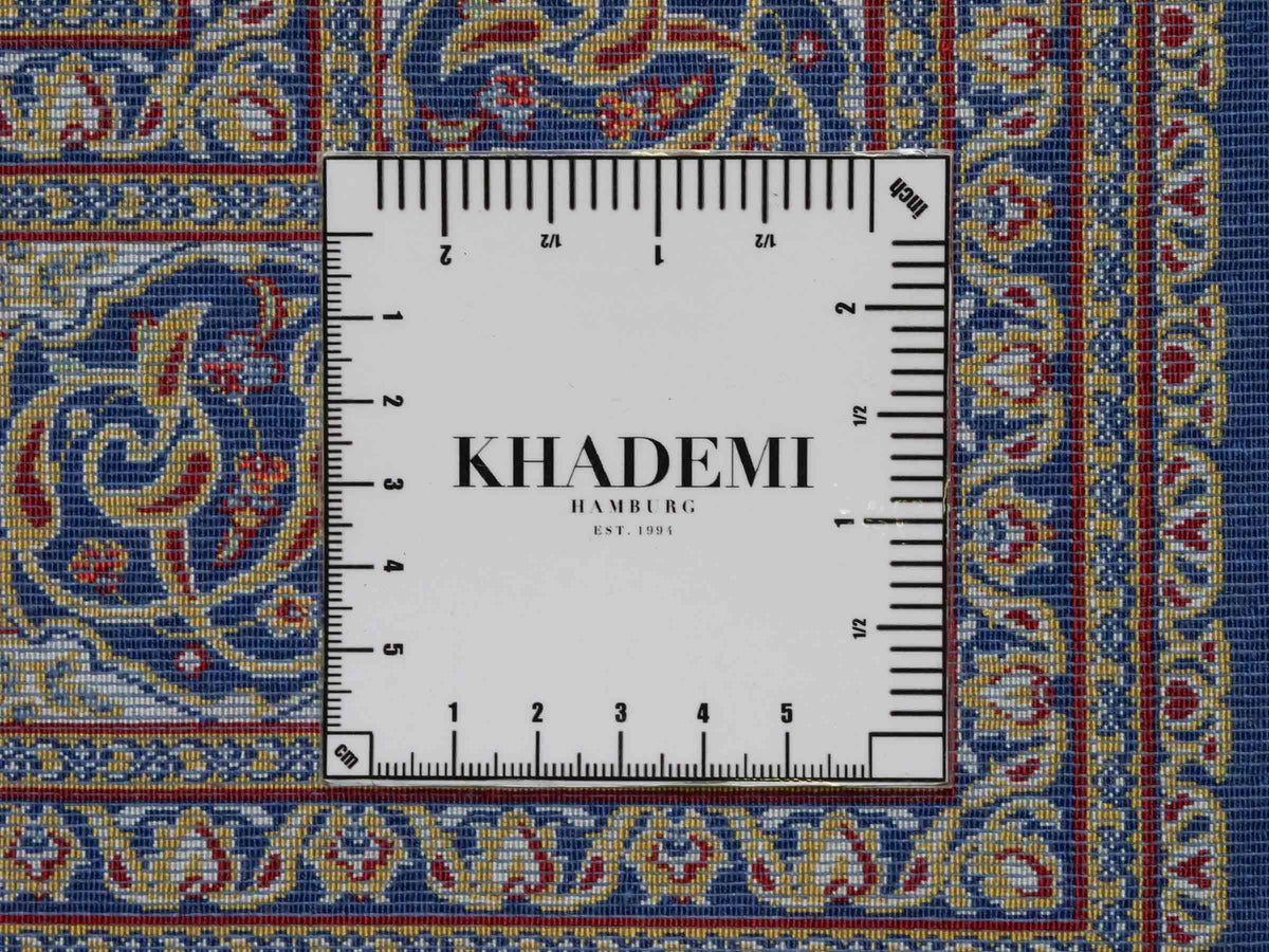 Ghom Maschinenteppich "Arsaces" 120 x 80 cm aus pflanzlicher Seide (Viskose) mit Medaillon, Marineblau. Teppichnummer: V7NY096M. Persian Luxury Collection by Khademi. Made in Iran / Persia – Vertrieb durch JUPITER Intl.