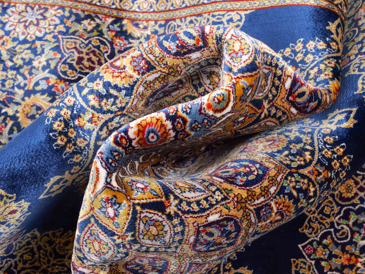 Ghom Maschinenteppich "Arsaces" 120 x 80 cm aus pflanzlicher Seide (Viskose) mit Medaillon, Marineblau. Teppichnummer: V7NY096M. Persian Luxury Collection by Khademi. Made in Iran / Persia – Vertrieb durch JUPITER Intl.