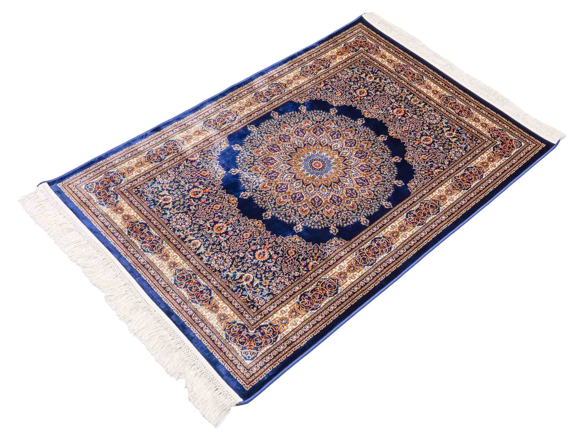 Ghom Maschinenteppich "Arsaces" 120 x 80 cm aus pflanzlicher Seide (Viskose) mit Medaillon, Marineblau. Teppichnummer: V7NY096M. Persian Luxury Collection by Khademi. Made in Iran / Persia – Vertrieb durch JUPITER Intl.