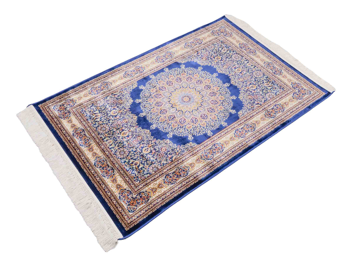 Ghom Maschinenteppich "Arsaces" 120 x 80 cm aus pflanzlicher Seide (Viskose) mit Medaillon, Marineblau. Teppichnummer: V7NY096M. Persian Luxury Collection by Khademi. Made in Iran / Persia – Vertrieb durch JUPITER Intl.