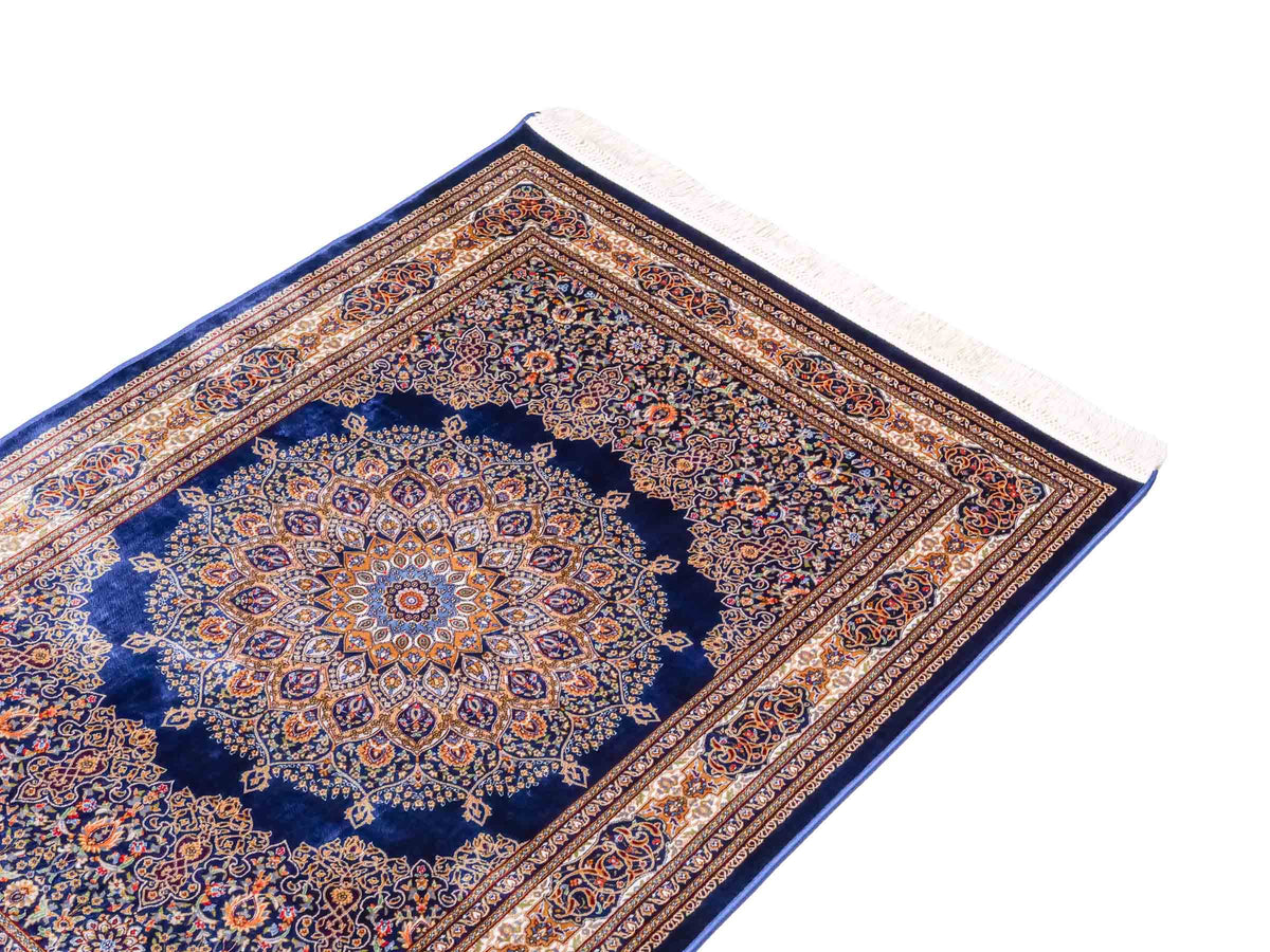 Ghom Maschinenteppich "Arsaces" 120 x 80 cm aus pflanzlicher Seide (Viskose) mit Medaillon, Marineblau. Teppichnummer: V7NY096M. Persian Luxury Collection by Khademi. Made in Iran / Persia – Vertrieb durch JUPITER Intl.
