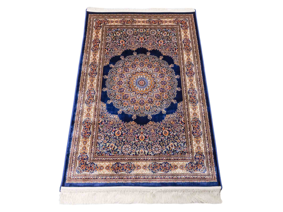 Ghom Maschinenteppich "Arsaces" 120 x 80 cm aus pflanzlicher Seide (Viskose) mit Medaillon, Marineblau. Teppichnummer: V7NY096M. Persian Luxury Collection by Khademi. Made in Iran / Persia – Vertrieb durch JUPITER Intl.