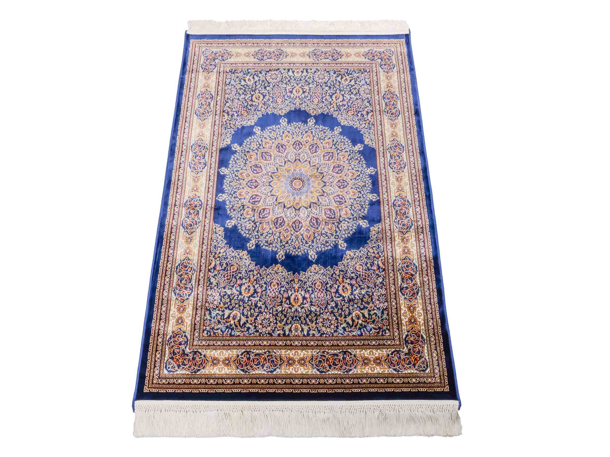 Ghom Maschinenteppich "Arsaces" 120 x 80 cm aus pflanzlicher Seide (Viskose) mit Medaillon, Marineblau. Teppichnummer: V7NY096M. Persian Luxury Collection by Khademi. Made in Iran / Persia – Vertrieb durch JUPITER Intl.