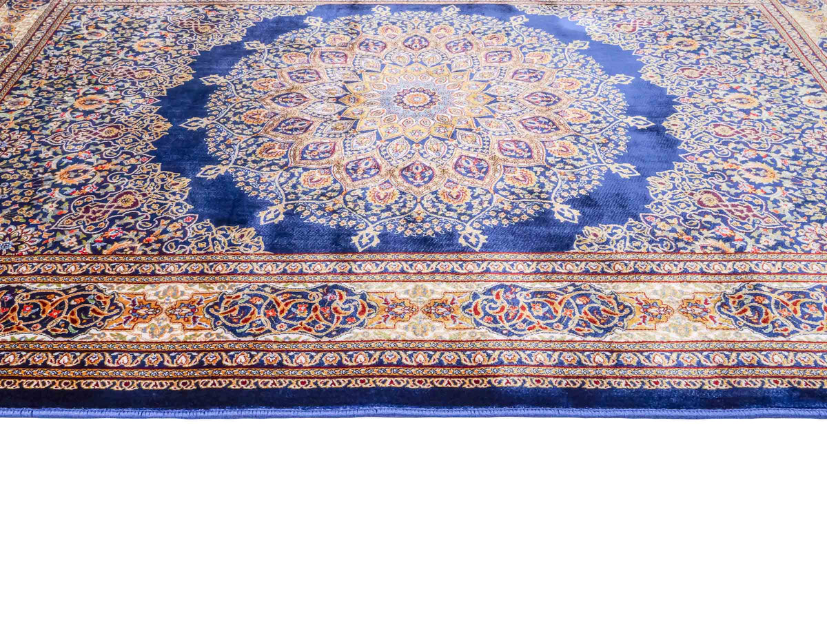 Ghom Maschinenteppich "Arsaces" 120 x 80 cm aus pflanzlicher Seide (Viskose) mit Medaillon, Marineblau. Teppichnummer: V7NY096M. Persian Luxury Collection by Khademi. Made in Iran / Persia – Vertrieb durch JUPITER Intl.