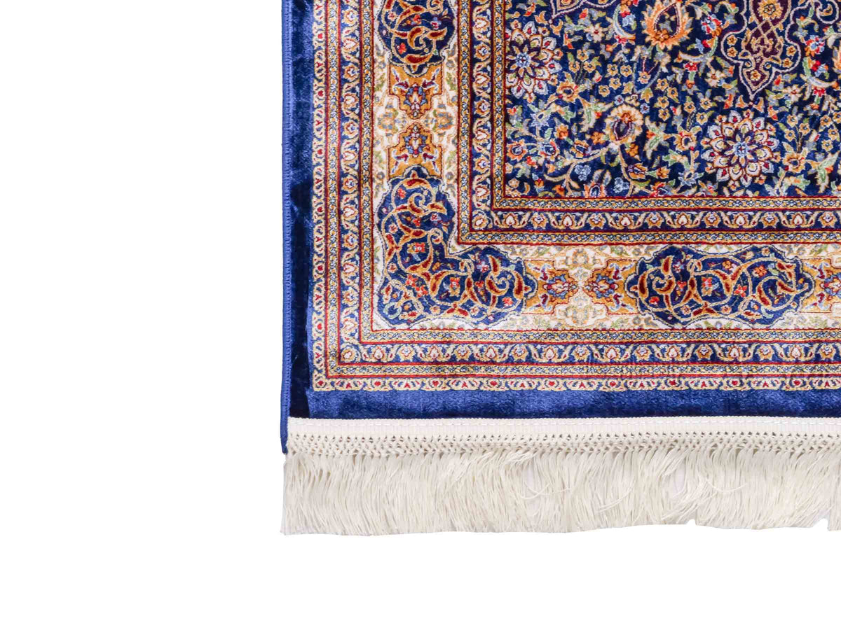 Ghom Maschinenteppich "Arsaces" 120 x 80 cm aus pflanzlicher Seide (Viskose) mit Medaillon, Marineblau. Teppichnummer: V7NY096M. Persian Luxury Collection by Khademi. Made in Iran / Persia – Vertrieb durch JUPITER Intl.