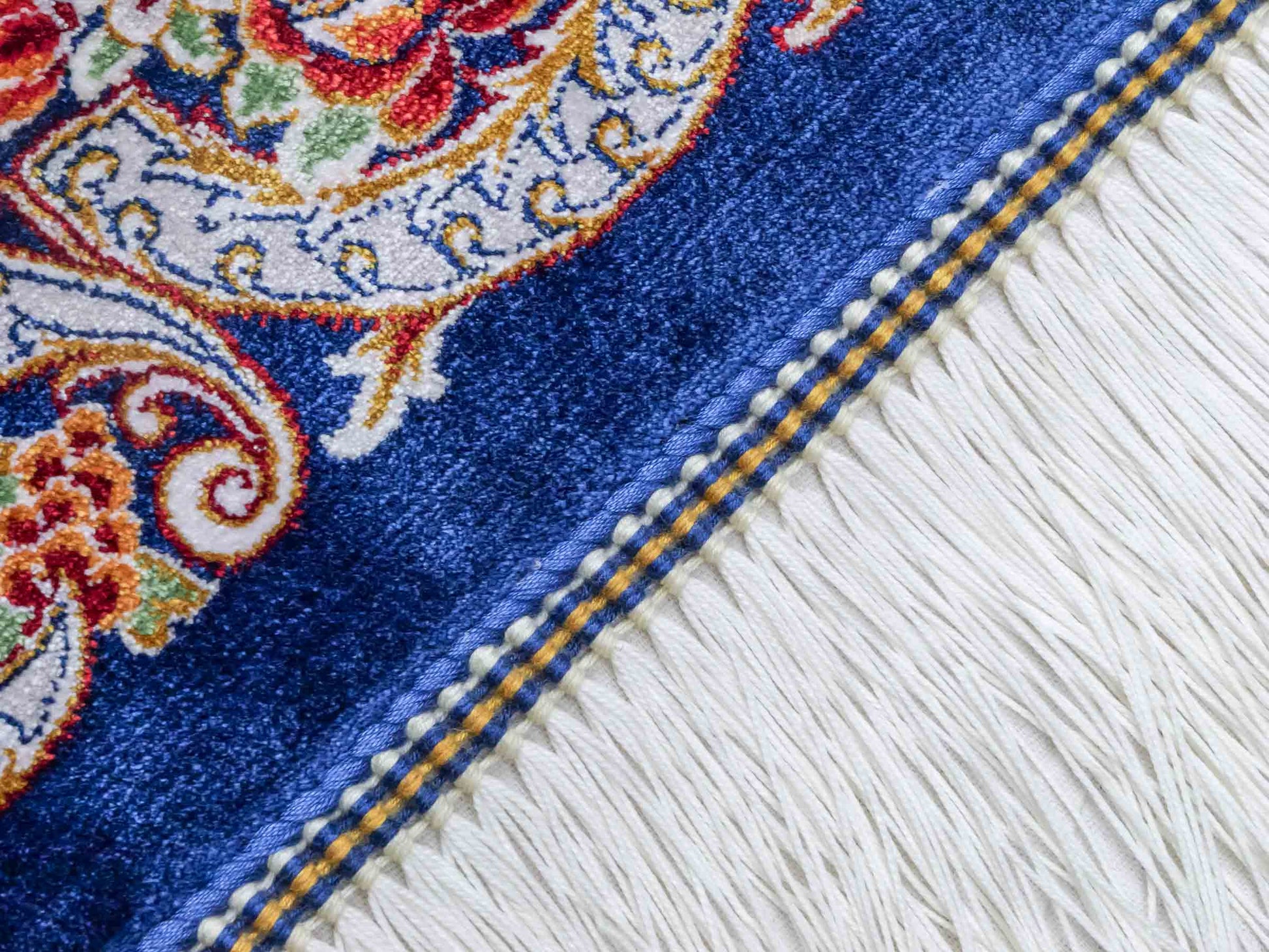 Ghom Maschinenteppich "Arsames" 90 x 60 cm aus pflanzlicher Seide (Viskose) mit Allover-Design, Blau-Navy. Teppichnummer: V8BN054H. Persian Luxury Collection by Khademi. Made in Iran / Persia – Vertrieb durch JUPITER Intl.