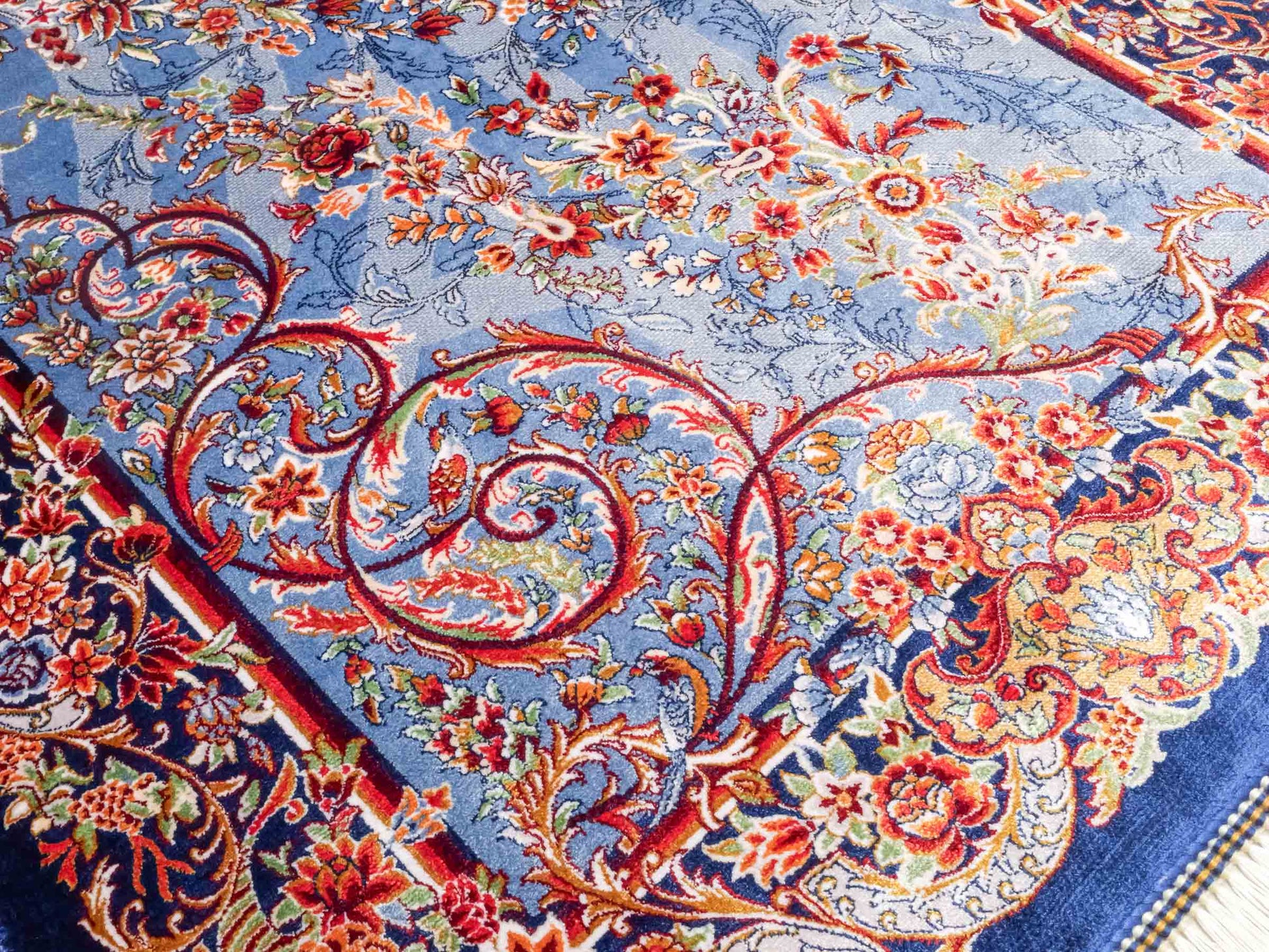 Ghom Maschinenteppich "Arsames" 90 x 60 cm aus pflanzlicher Seide (Viskose) mit Allover-Design, Blau-Navy. Teppichnummer: V8BN054H. Persian Luxury Collection by Khademi. Made in Iran / Persia – Vertrieb durch JUPITER Intl.