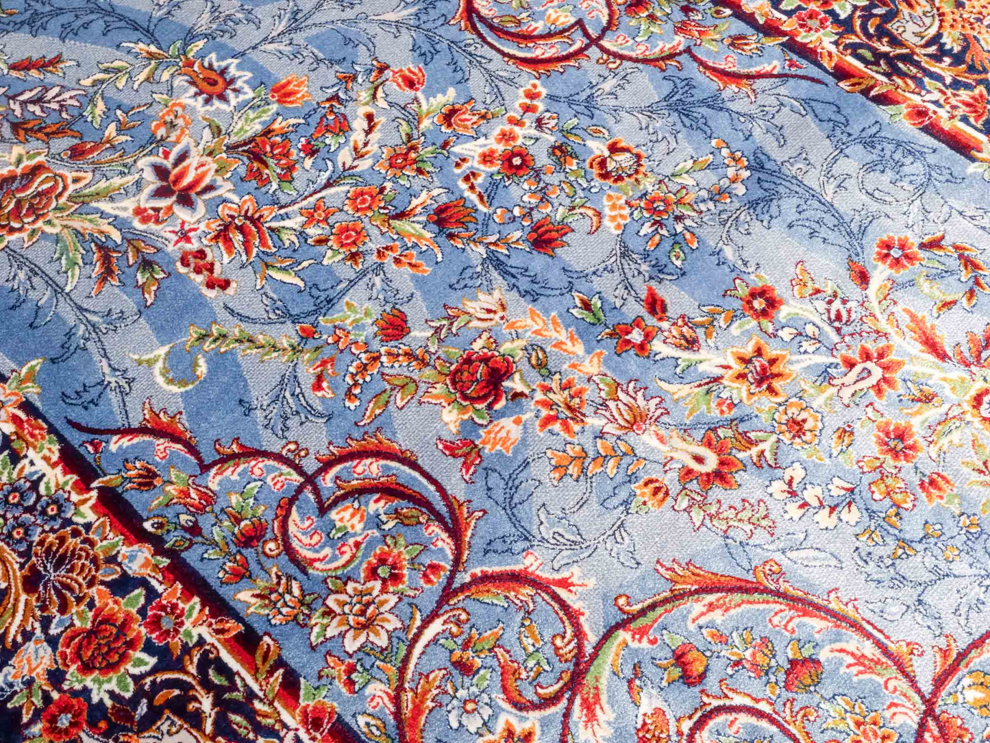 Ghom Maschinenteppich "Arsames" 90 x 60 cm aus pflanzlicher Seide (Viskose) mit Allover-Design, Blau-Navy. Teppichnummer: V8BN054H. Persian Luxury Collection by Khademi. Made in Iran / Persia – Vertrieb durch JUPITER Intl.