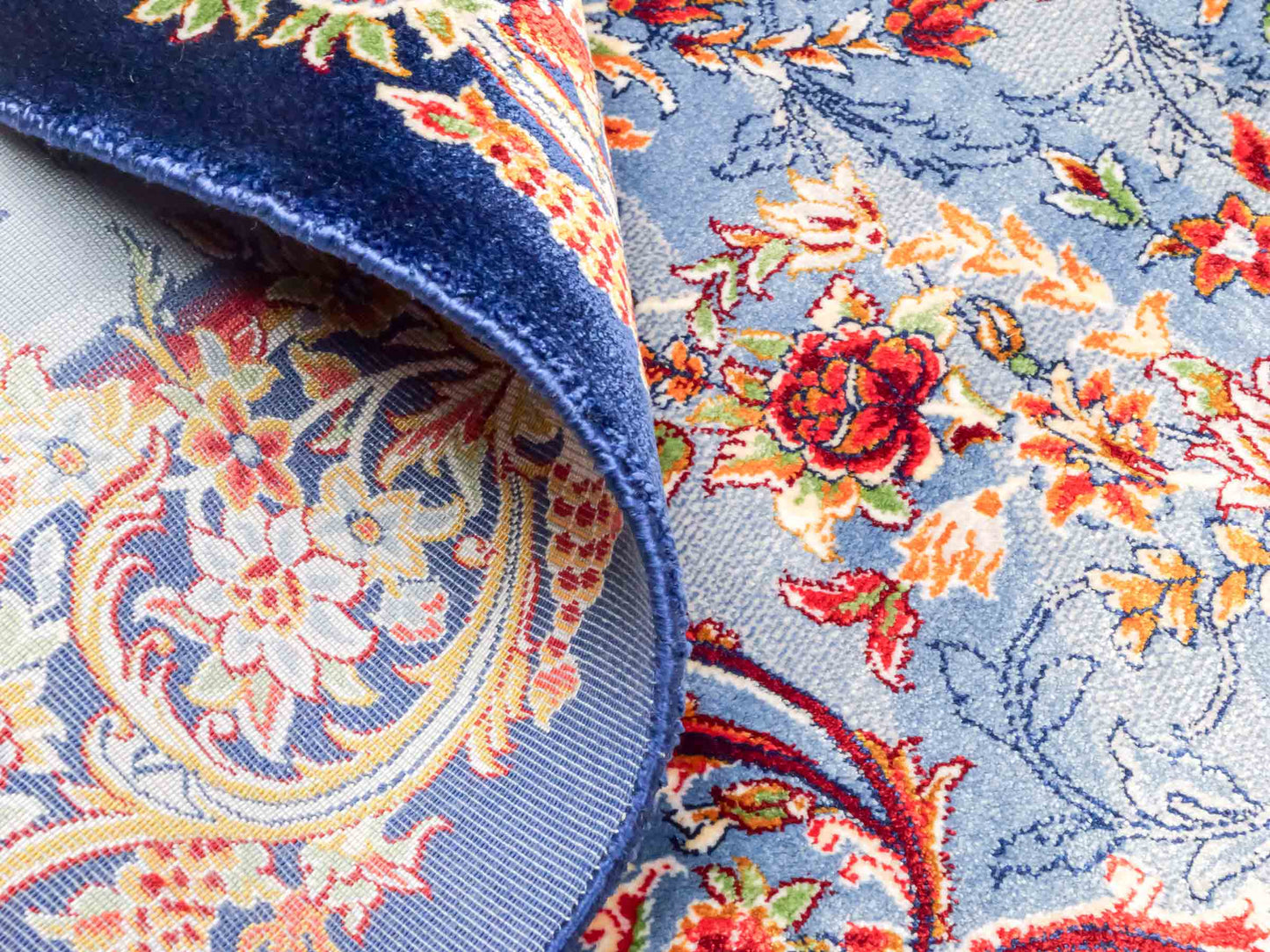 Ghom Maschinenteppich "Arsames" 90 x 60 cm aus pflanzlicher Seide (Viskose) mit Allover-Design, Blau-Navy. Teppichnummer: V8BN054H. Persian Luxury Collection by Khademi. Made in Iran / Persia – Vertrieb durch JUPITER Intl.