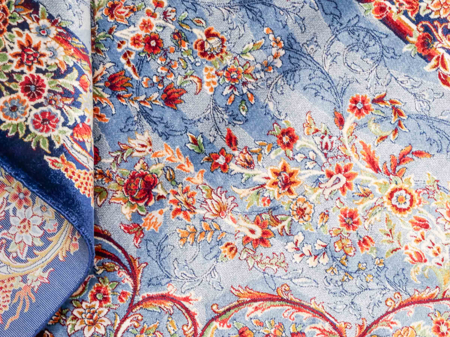 Ghom Maschinenteppich "Arsames" 90 x 60 cm aus pflanzlicher Seide (Viskose) mit Allover-Design, Blau-Navy. Teppichnummer: V8BN054H. Persian Luxury Collection by Khademi. Made in Iran / Persia – Vertrieb durch JUPITER Intl.