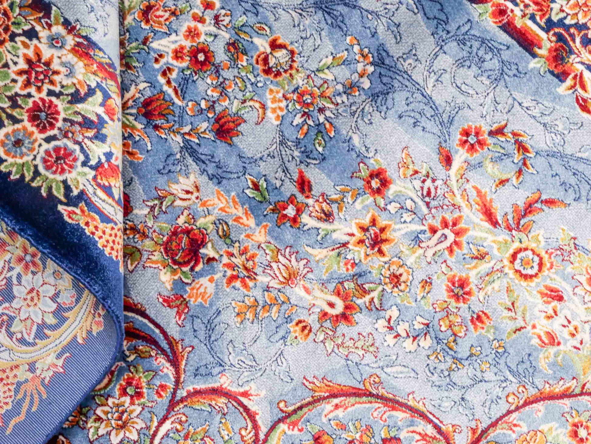 Ghom Maschinenteppich "Arsames" 90 x 60 cm aus pflanzlicher Seide (Viskose) mit Allover-Design, Blau-Navy. Teppichnummer: V8BN054H. Persian Luxury Collection by Khademi. Made in Iran / Persia – Vertrieb durch JUPITER Intl.