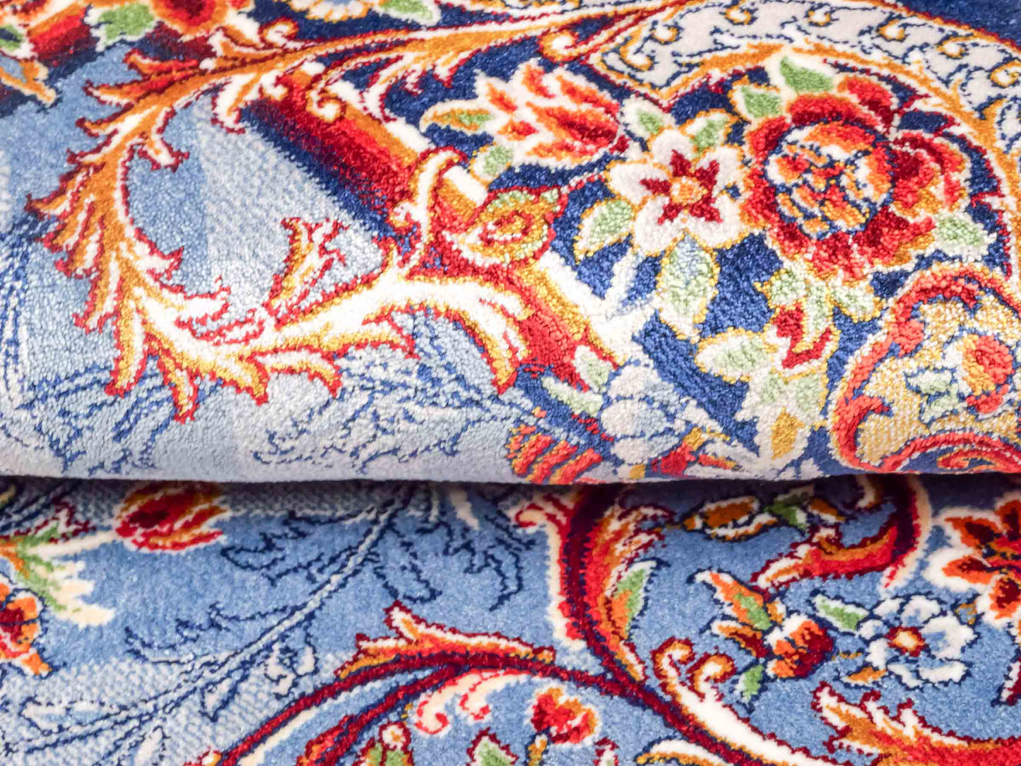 Ghom Maschinenteppich "Arsames" 90 x 60 cm aus pflanzlicher Seide (Viskose) mit Allover-Design, Blau-Navy. Teppichnummer: V8BN054H. Persian Luxury Collection by Khademi. Made in Iran / Persia – Vertrieb durch JUPITER Intl.