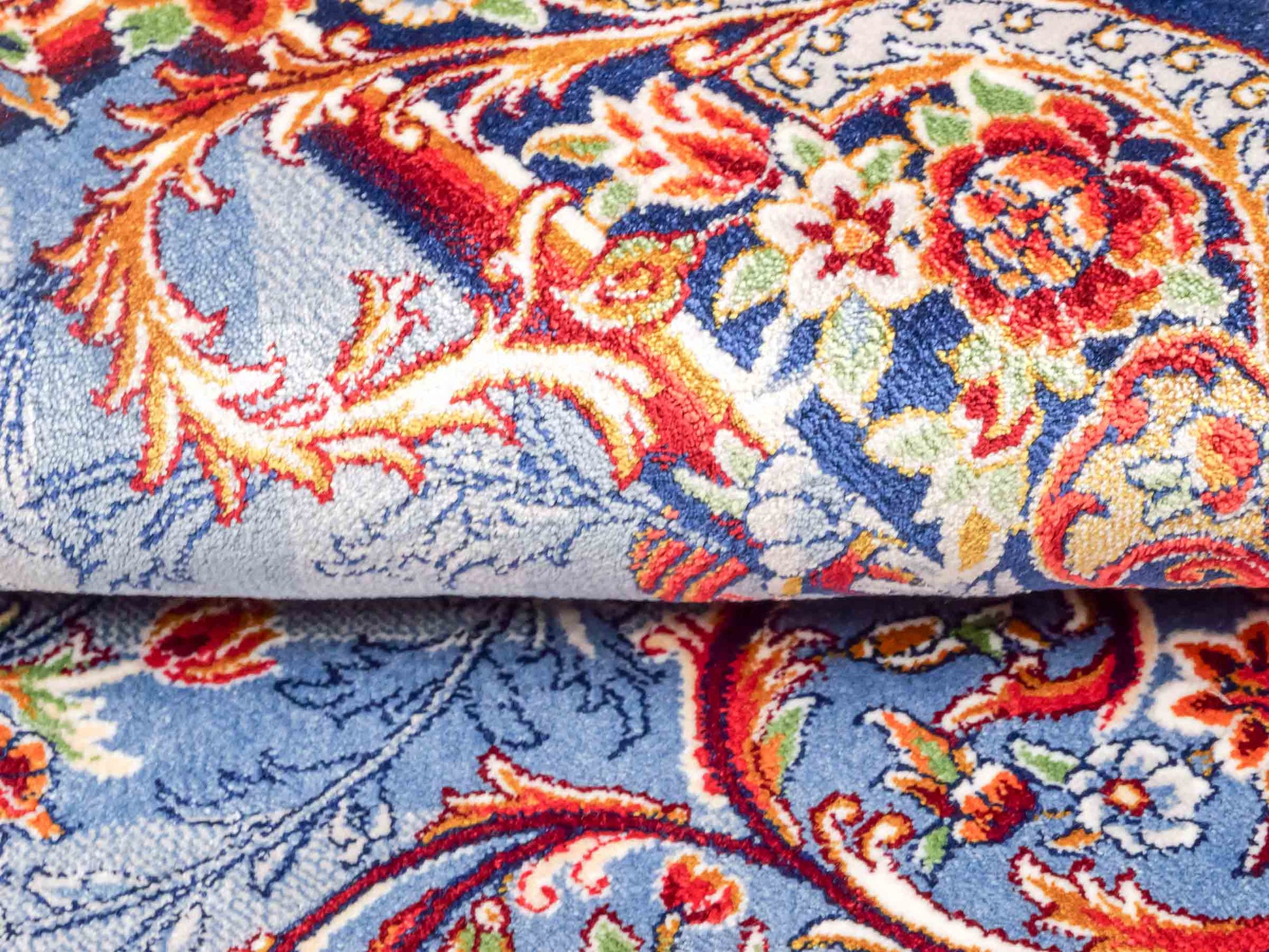 Ghom Maschinenteppich "Arsames" 90 x 60 cm aus pflanzlicher Seide (Viskose) mit Allover-Design, Blau-Navy. Teppichnummer: V8BN054H. Persian Luxury Collection by Khademi. Made in Iran / Persia – Vertrieb durch JUPITER Intl.