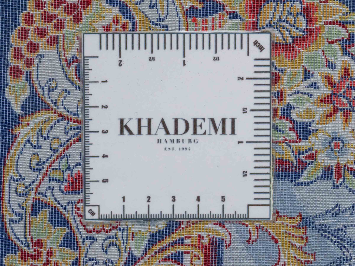 Ghom Maschinenteppich "Arsames" 90 x 60 cm aus pflanzlicher Seide (Viskose) mit Allover-Design, Blau-Navy. Teppichnummer: V8BN054H. Persian Luxury Collection by Khademi. Made in Iran / Persia – Vertrieb durch JUPITER Intl.