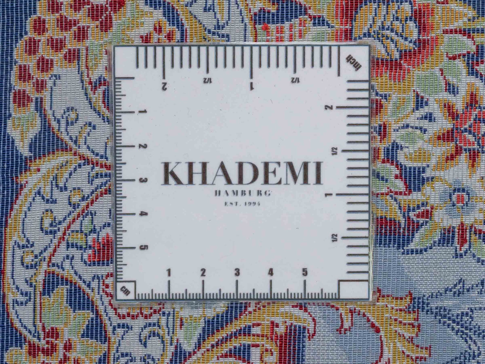 Ghom Maschinenteppich "Arsames" 90 x 60 cm aus pflanzlicher Seide (Viskose) mit Allover-Design, Blau-Navy. Teppichnummer: V8BN054H. Persian Luxury Collection by Khademi. Made in Iran / Persia – Vertrieb durch JUPITER Intl.