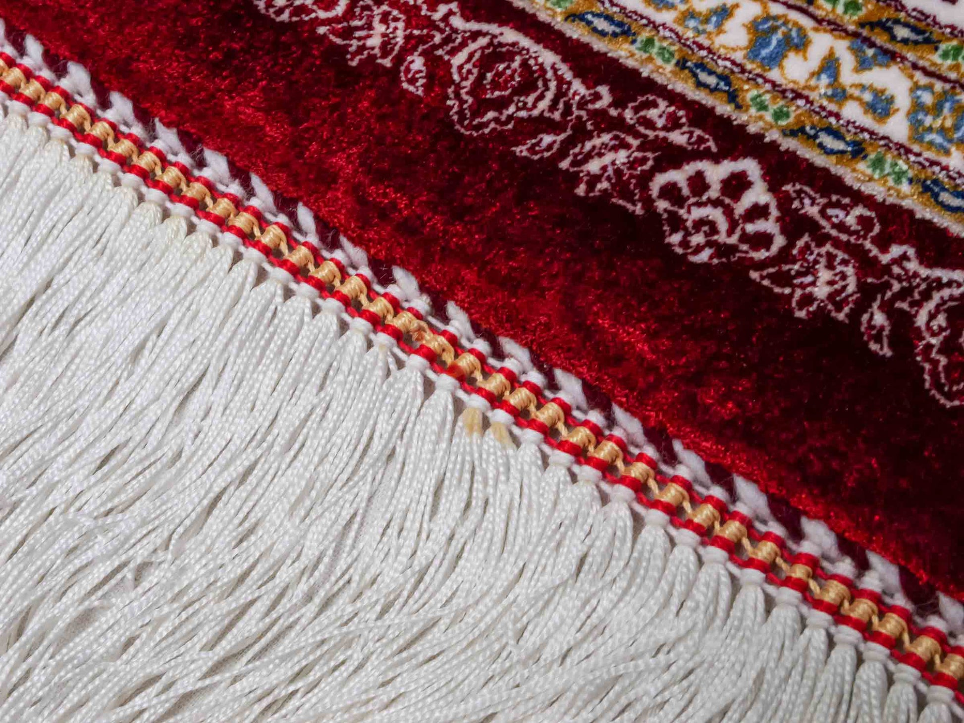 Ghom Maschinenteppich "Arshir" 150 x 100 cm aus pflanzlicher Seide (Viskose) mit Medaillon, Rot. Teppichnummer: V6RD150H. Persian Luxury Collection by Khademi. Made in Iran / Persia – Vertrieb durch JUPITER Intl.