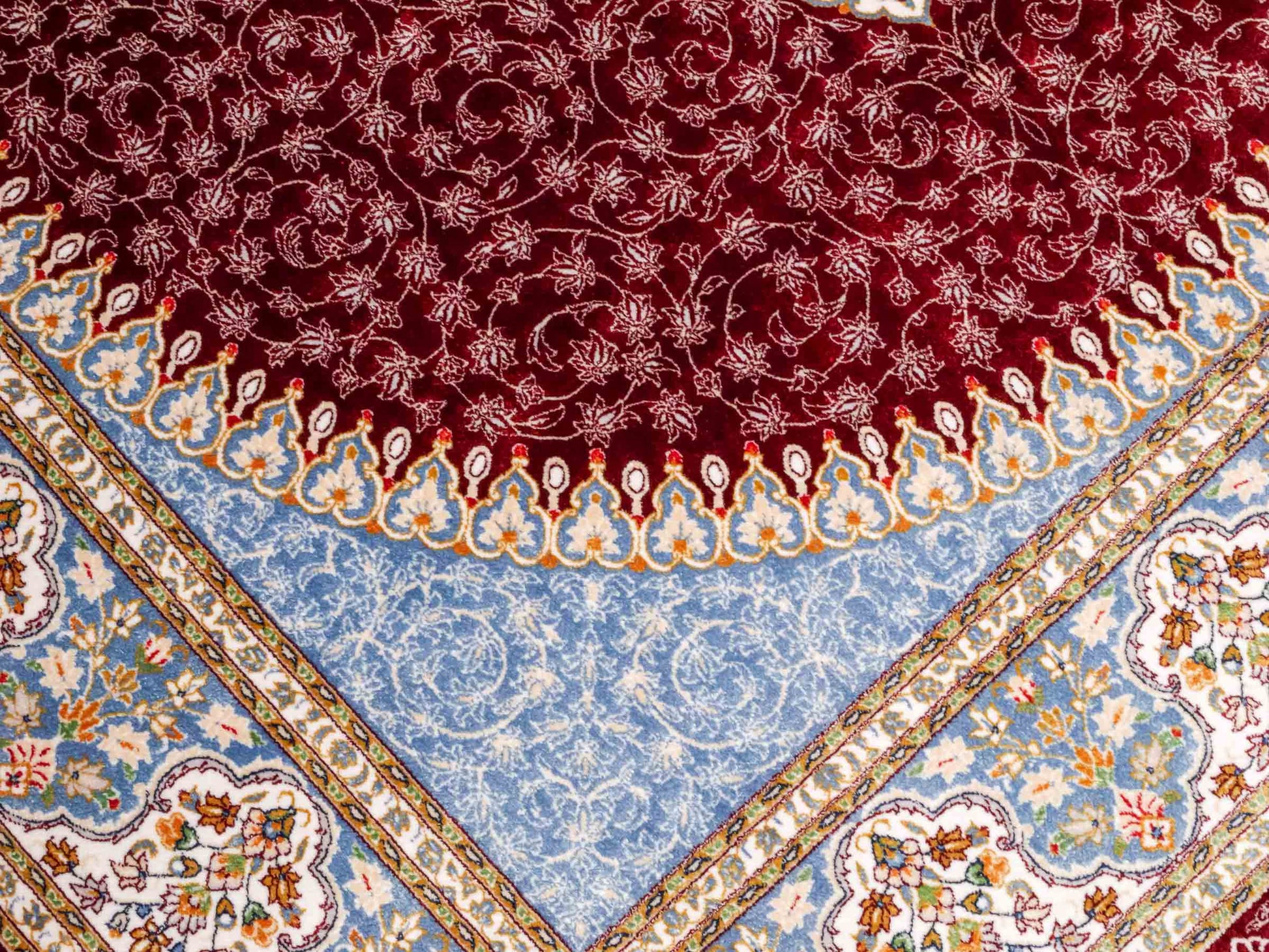 Ghom Maschinenteppich "Arshir" 150 x 100 cm aus pflanzlicher Seide (Viskose) mit Medaillon, Rot. Teppichnummer: V6RD150H. Persian Luxury Collection by Khademi. Made in Iran / Persia – Vertrieb durch JUPITER Intl.