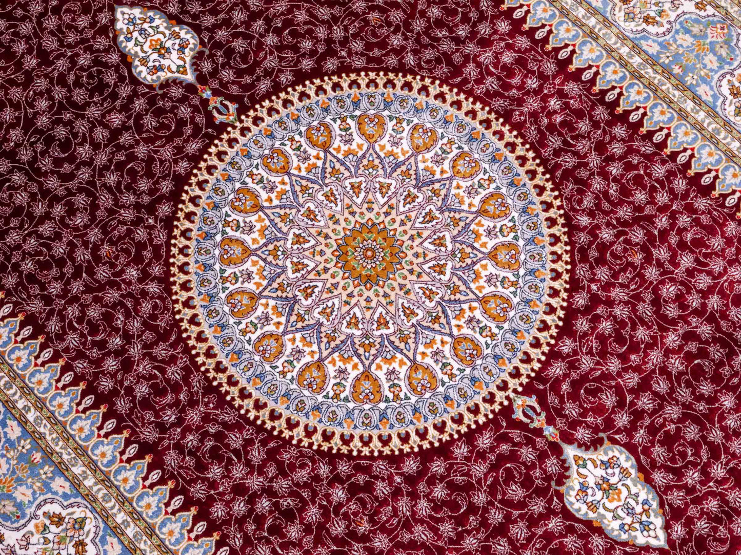 Ghom Maschinenteppich "Arshir" 150 x 100 cm aus pflanzlicher Seide (Viskose) mit Medaillon, Rot. Teppichnummer: V6RD150H. Persian Luxury Collection by Khademi. Made in Iran / Persia – Vertrieb durch JUPITER Intl.
