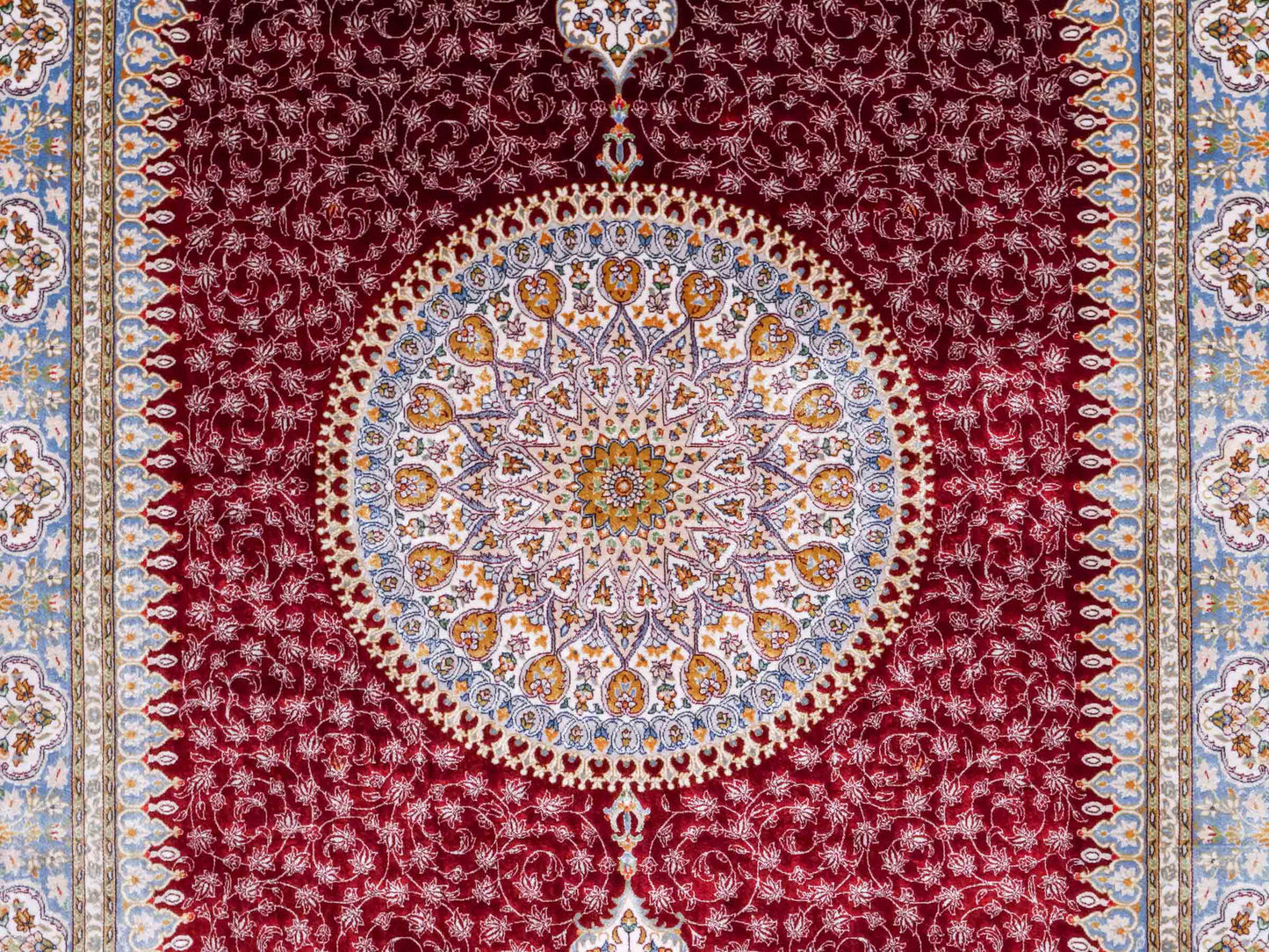 Ghom Maschinenteppich "Arshir" 150 x 100 cm aus pflanzlicher Seide (Viskose) mit Medaillon, Rot. Teppichnummer: V6RD150H. Persian Luxury Collection by Khademi. Made in Iran / Persia – Vertrieb durch JUPITER Intl.