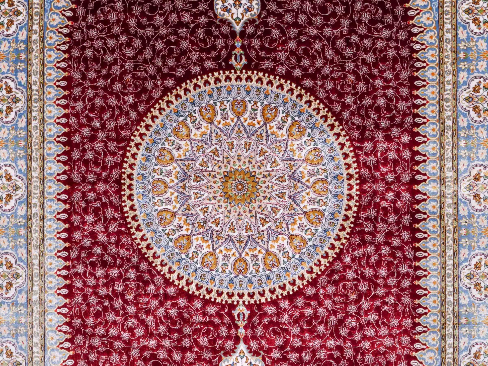 Ghom Maschinenteppich "Arshir" 150 x 100 cm aus pflanzlicher Seide (Viskose) mit Medaillon, Rot. Teppichnummer: V6RD150H. Persian Luxury Collection by Khademi. Made in Iran / Persia – Vertrieb durch JUPITER Intl.