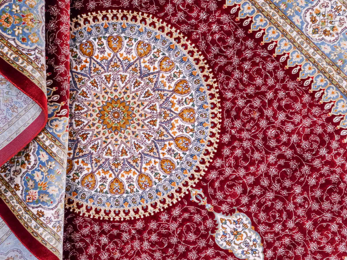 Ghom Maschinenteppich "Arshir" 150 x 100 cm aus pflanzlicher Seide (Viskose) mit Medaillon, Rot. Teppichnummer: V6RD150H. Persian Luxury Collection by Khademi. Made in Iran / Persia – Vertrieb durch JUPITER Intl.