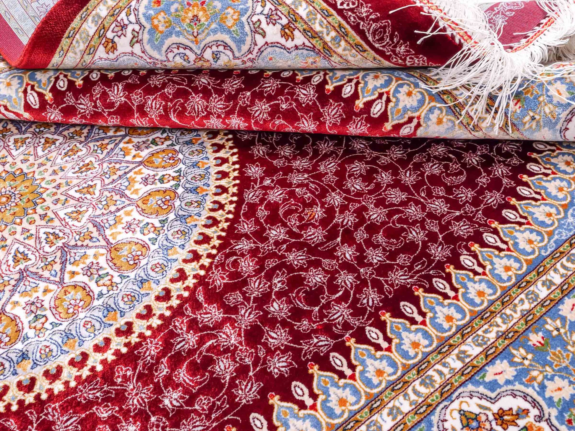 Ghom Maschinenteppich "Arshir" 150 x 100 cm aus pflanzlicher Seide (Viskose) mit Medaillon, Rot. Teppichnummer: V6RD150H. Persian Luxury Collection by Khademi. Made in Iran / Persia – Vertrieb durch JUPITER Intl.