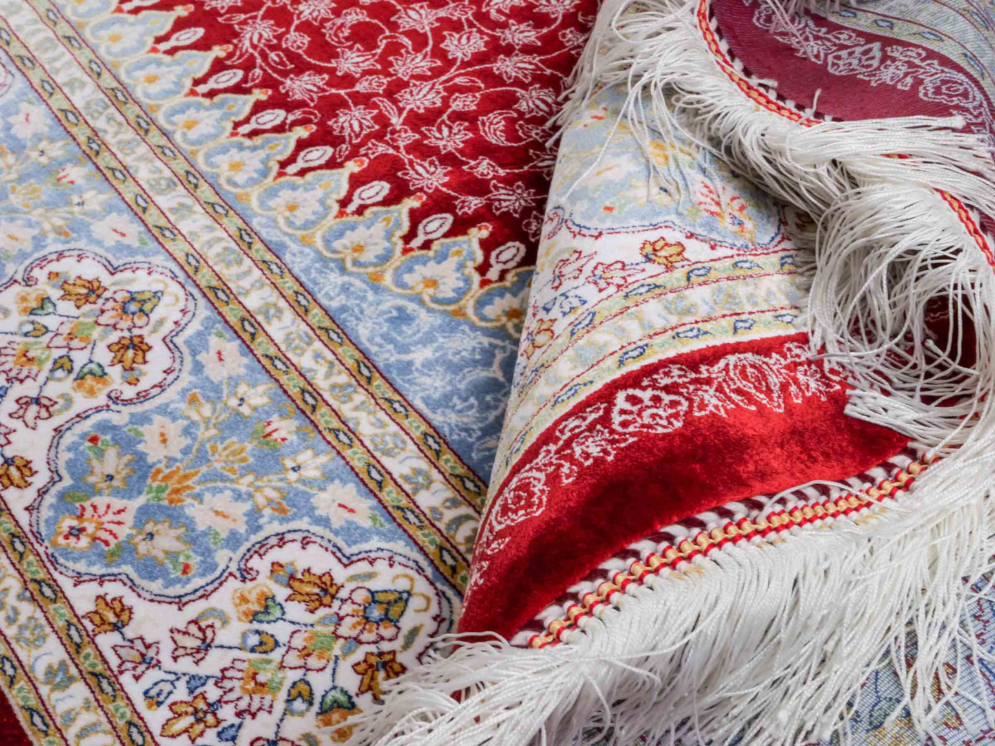 Ghom Maschinenteppich "Arshir" 150 x 100 cm aus pflanzlicher Seide (Viskose) mit Medaillon, Rot. Teppichnummer: V6RD150H. Persian Luxury Collection by Khademi. Made in Iran / Persia – Vertrieb durch JUPITER Intl.