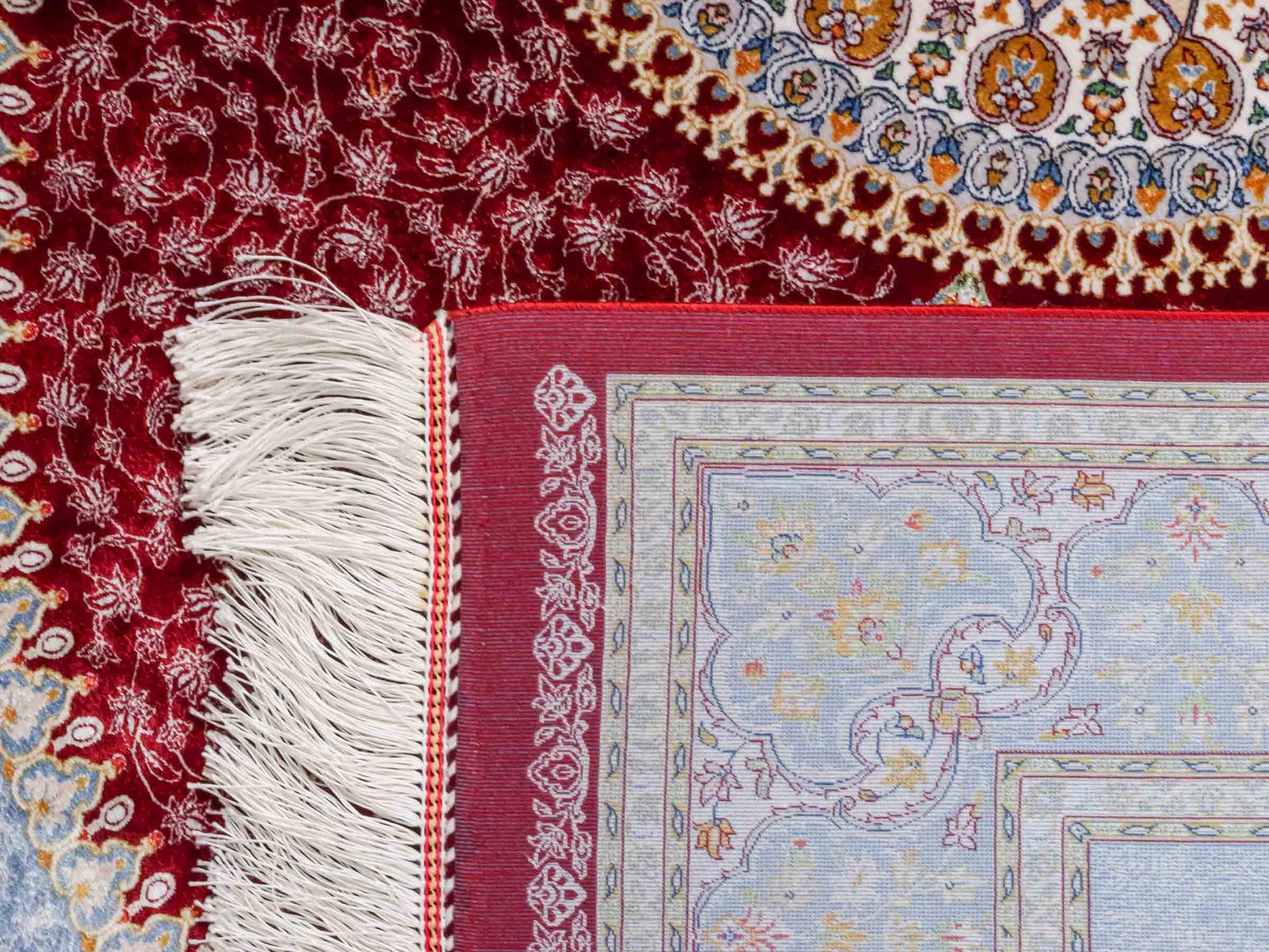 Ghom Maschinenteppich "Arshir" 150 x 100 cm aus pflanzlicher Seide (Viskose) mit Medaillon, Rot. Teppichnummer: V6RD150H. Persian Luxury Collection by Khademi. Made in Iran / Persia – Vertrieb durch JUPITER Intl.