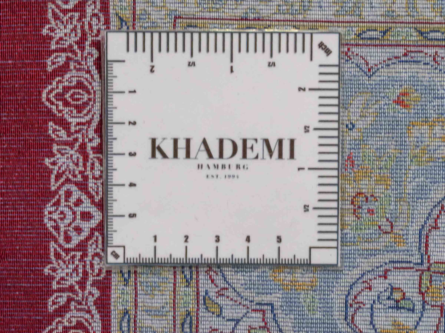 Ghom Maschinenteppich "Arshir" 150 x 100 cm aus pflanzlicher Seide (Viskose) mit Medaillon, Rot. Teppichnummer: V6RD150H. Persian Luxury Collection by Khademi. Made in Iran / Persia – Vertrieb durch JUPITER Intl.