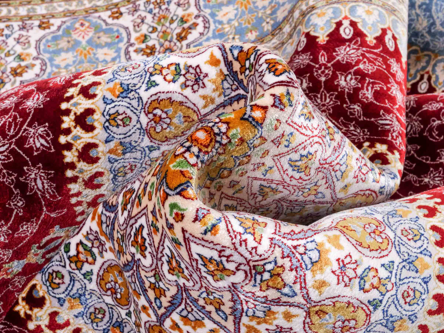 Ghom Maschinenteppich "Arshir" 150 x 100 cm aus pflanzlicher Seide (Viskose) mit Medaillon, Rot. Teppichnummer: V6RD150H. Persian Luxury Collection by Khademi. Made in Iran / Persia – Vertrieb durch JUPITER Intl.