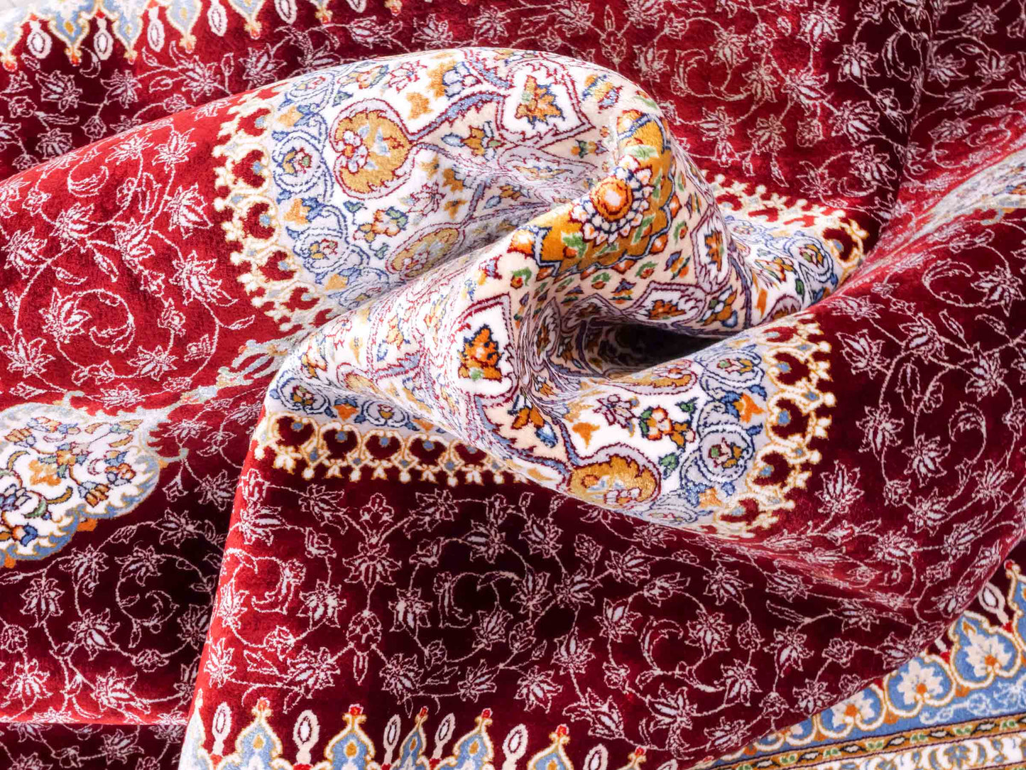Ghom Maschinenteppich "Arshir" 150 x 100 cm aus pflanzlicher Seide (Viskose) mit Medaillon, Rot. Teppichnummer: V6RD150H. Persian Luxury Collection by Khademi. Made in Iran / Persia – Vertrieb durch JUPITER Intl.