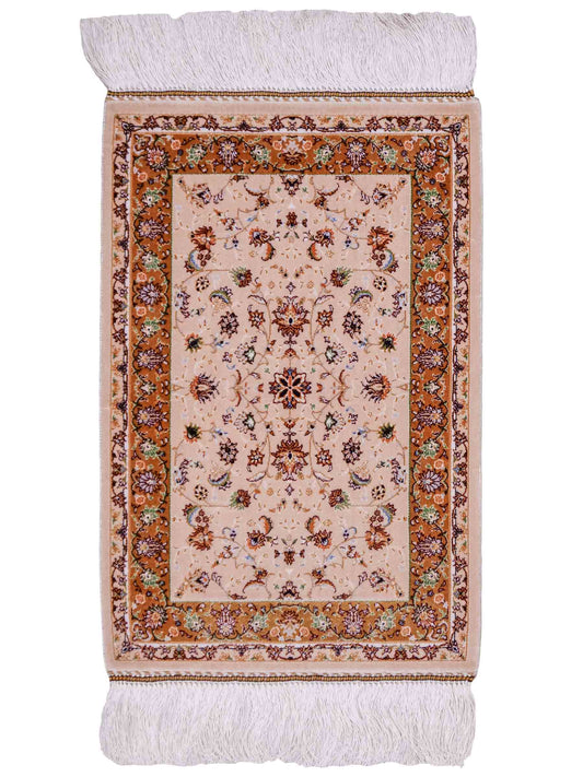 Ghom Maschinenteppich "Arshiyan" 55 x 37 cm aus pflanzlicher Seide (Viskose) mit Allover-Design, Beige. Teppichnummer: V11BG020H. Persian Luxury Collection by Khademi. Made in Iran / Persia – Vertrieb durch JUPITER Intl.